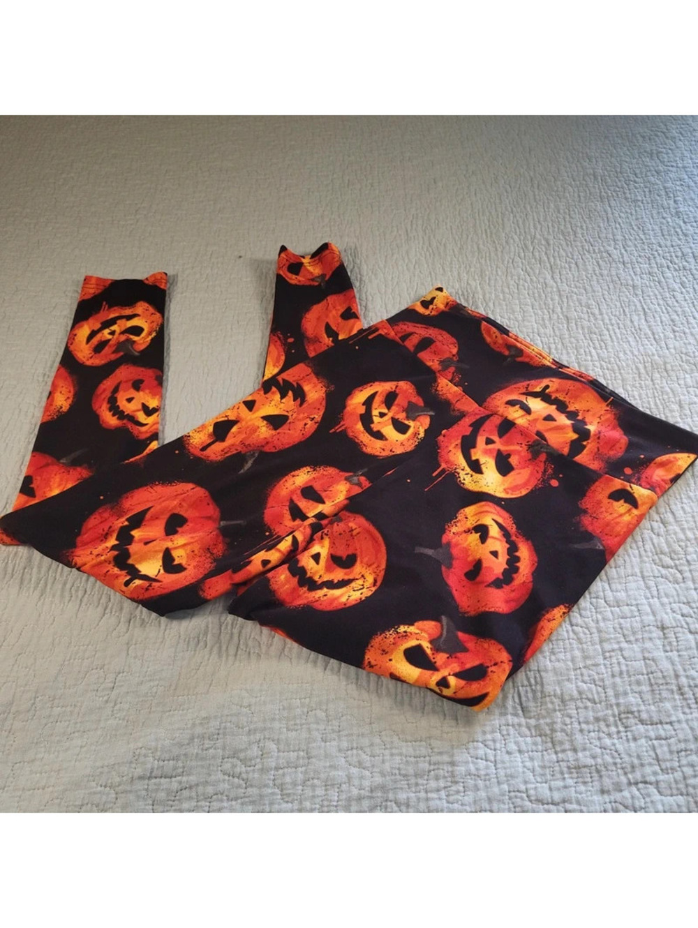 No Boundaries Halloween pumpkins print women's Small leggings